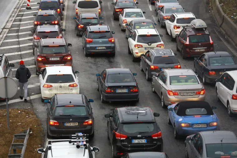 Kaos i gužve na granicama: Hrvati masovno pohrlili prema popularnim skijali&scaron;tima