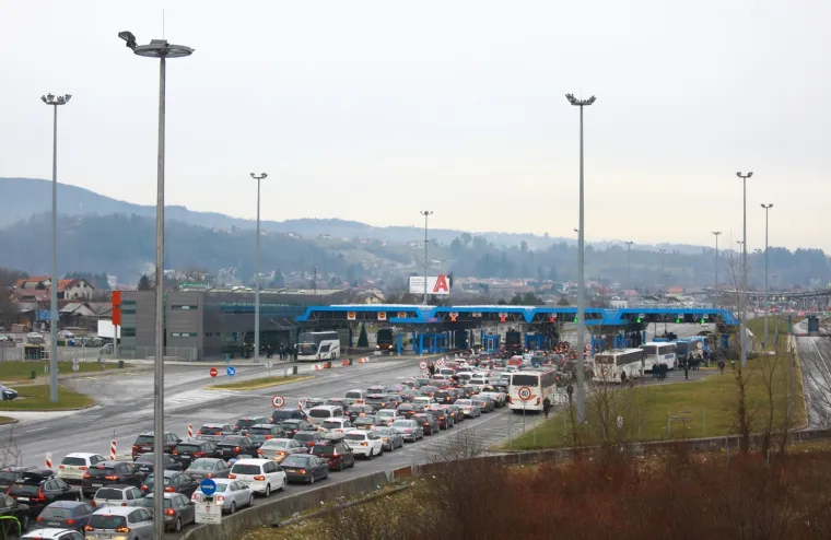 Kaos i gužve na granicama: Hrvati masovno pohrlili prema popularnim skijali&scaron;tima