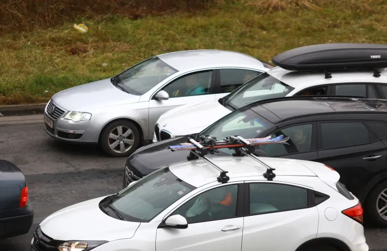 Kaos i gužve na granicama: Hrvati masovno pohrlili prema popularnim skijali&scaron;tima