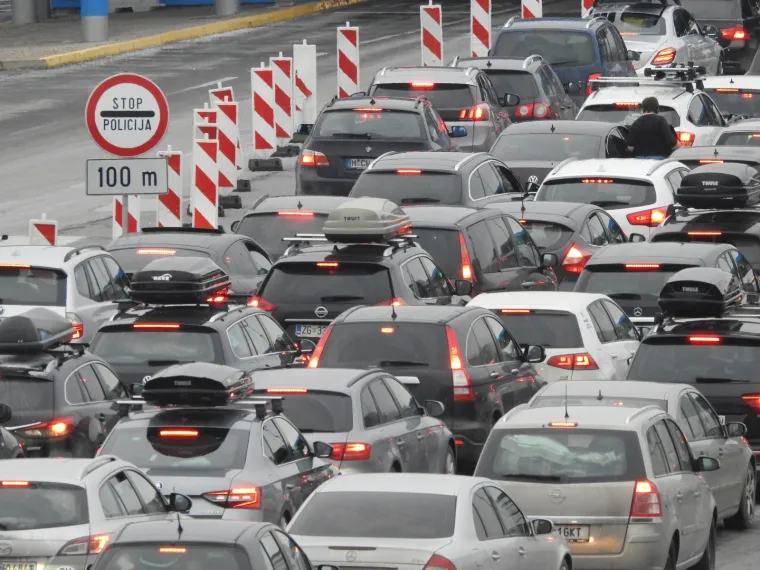 Kaos i gužve na granicama: Hrvati masovno pohrlili prema popularnim skijali&scaron;tima