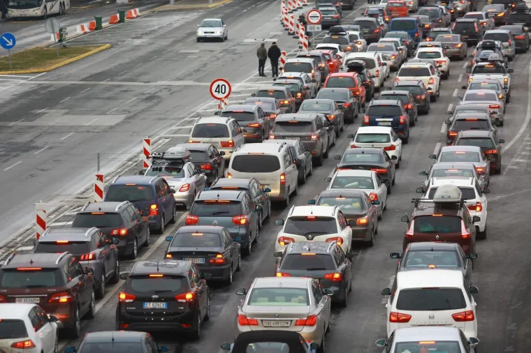 Kaos i gužve na granicama: Hrvati masovno pohrlili prema popularnim skijali&scaron;tima