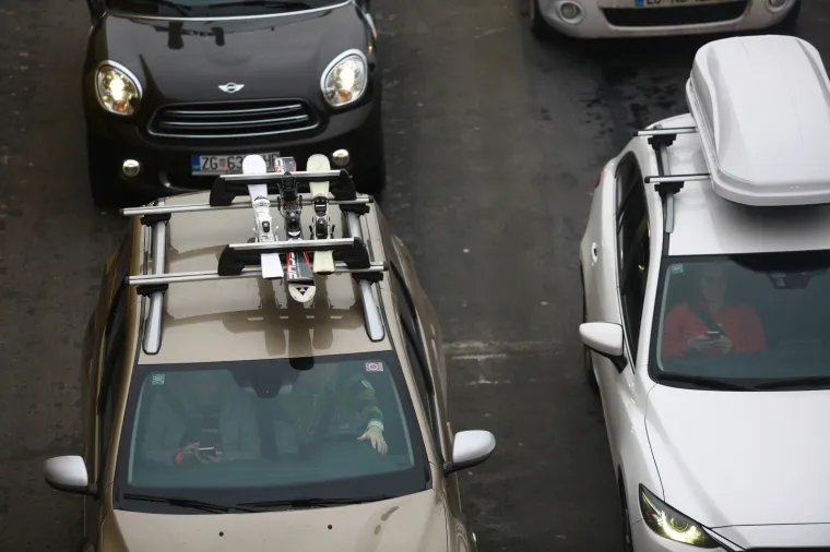 Kaos i gužve na granicama: Hrvati masovno pohrlili prema popularnim skijali&scaron;tima