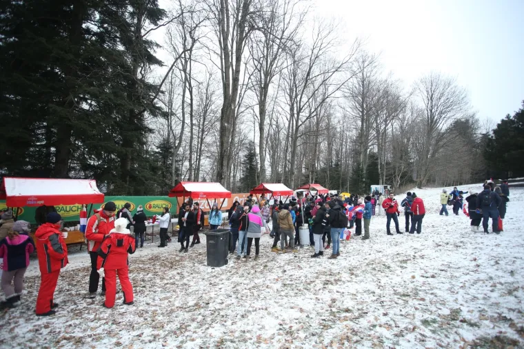 U 13 sati i službeno započinje 13. izdanje popularne Snježne kraljice, spektakularne ženske slalomske utrke Svjetskog skija&scaron;kog kupa koja se tradicionalno svakog siječnja organizira na zagrebačkom Sljemenu.
