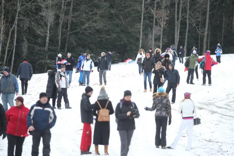 Najboljih 30 slaloma&scaron;ica izborit će plasman u drugu vožnju koja započinje u 16 sati. Progla&scaron;enje pobjednice je oko 17 sati a nakon toga oko 18.00, u Hotelu Tomislavov dom na Sljemenu, očekuje se presica na kojoj će nazočiti tri prvoplasirane na ženskoj utrci.