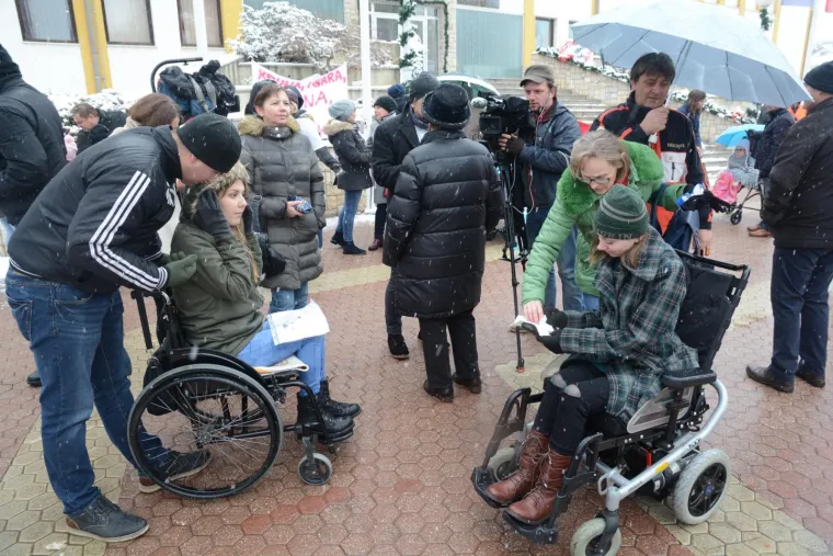 POBUNA PROTIV HZZO-a: Mirni prosvjed građana 'Novska za Anamariju i Kristinu - Spinraza za sve'