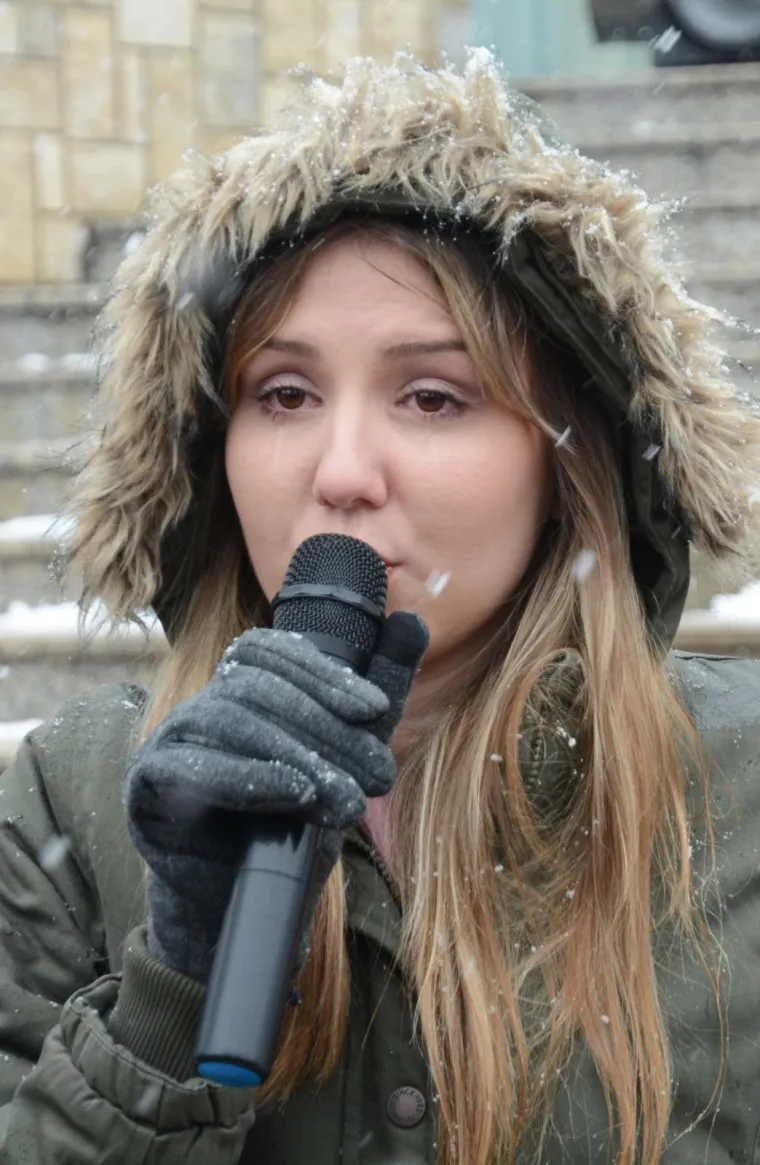 Građani Novske okupili su se u subotu na skupu potpore dvjema sugrađankama i svima drugima koje boluju od spinalne mi&scaron;ićne atrofije (SMA), a od ministra zdravstva Milana Kujundžića i premijera Andreja Plenkovića zatražili su da, kako ističu, spriječe diskriminaciju HZZO-a te omoguće liječenje lijekom Spinraza svima bez obzira na dob.   "Srce mi je veliko kao kuća kad vidim da nisam sama. Želim živjeti i tražim &scaron;ansu za dostojanstven život", poručila je 24-godi&scaron;nja Kristina Horžić koja boluje od SMA, zahvaljujući sugrađanima na skupu potpore njoj i od iste bolesti oboljeloj Ana-Mariji Gračaković.