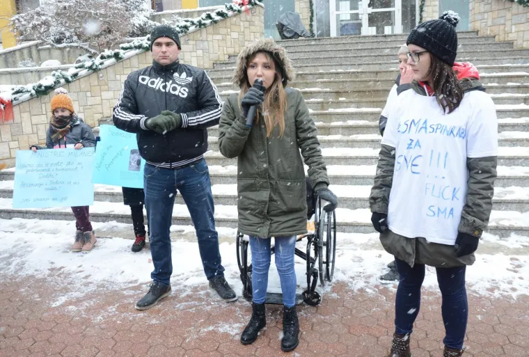 POBUNA PROTIV HZZO-a: Mirni prosvjed građana 'Novska za Anamariju i Kristinu - Spinraza za sve'