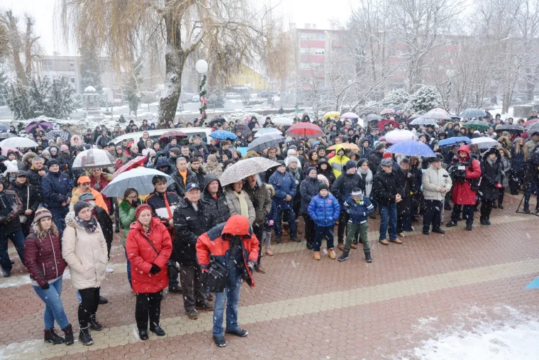 POBUNA PROTIV HZZO-a: Mirni prosvjed građana 'Novska za Anamariju i Kristinu - Spinraza za sve'