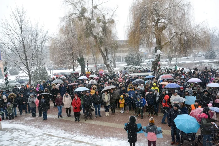 POBUNA PROTIV HZZO-a: Mirni prosvjed građana 'Novska za Anamariju i Kristinu - Spinraza za sve'