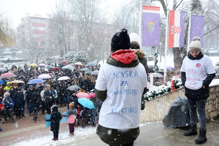 POBUNA PROTIV HZZO-a: Mirni prosvjed građana 'Novska za Anamariju i Kristinu - Spinraza za sve'