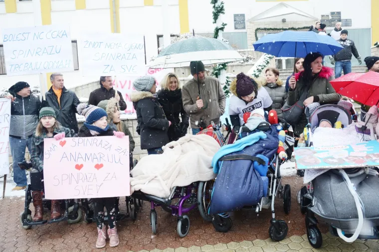 POBUNA PROTIV HZZO-a: Mirni prosvjed građana 'Novska za Anamariju i Kristinu - Spinraza za sve'