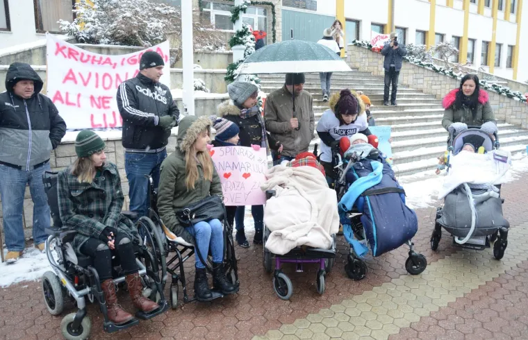 POBUNA PROTIV HZZO-a: Mirni prosvjed građana 'Novska za Anamariju i Kristinu - Spinraza za sve'