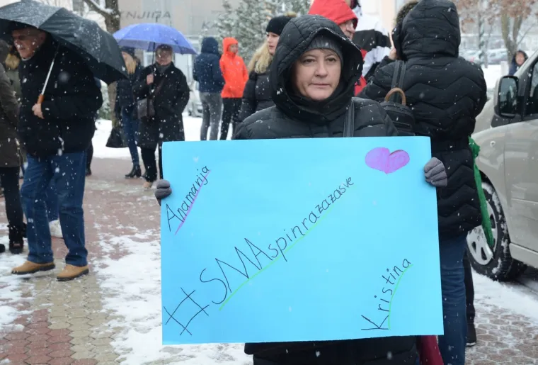 POBUNA PROTIV HZZO-a: Mirni prosvjed građana 'Novska za Anamariju i Kristinu - Spinraza za sve'