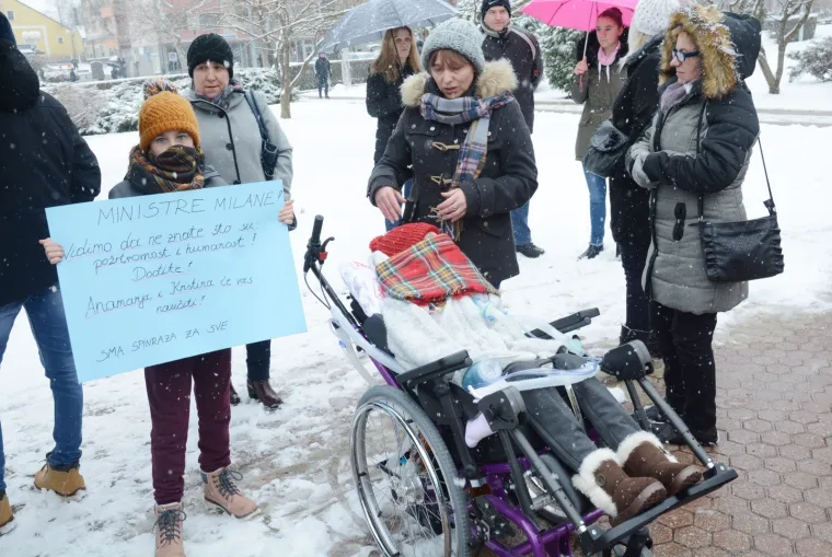 POBUNA PROTIV HZZO-a: Mirni prosvjed građana 'Novska za Anamariju i Kristinu - Spinraza za sve'