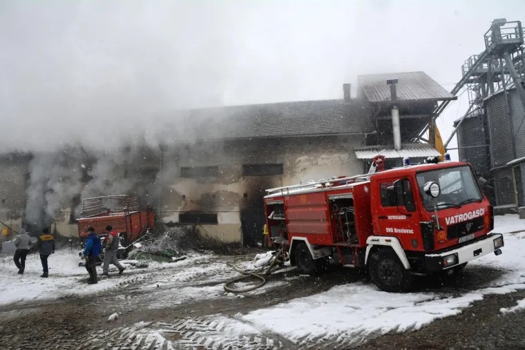 Veliki pozar izbio je u skladisnom prostoru zgrde Eko-imanja Mavrovic, vlasnika Zeljka Mavrovica u Slobostini. Gore  bale industrijske konoplje, a pozar gasi vise desetina vatrogasaca iz nekoliko vatrogasnih drustava. Policija osigurava pozariste i za sada pozar uspjevaju drzati pod kontrolom. Photo: Ivica Galovic/PIXSELL