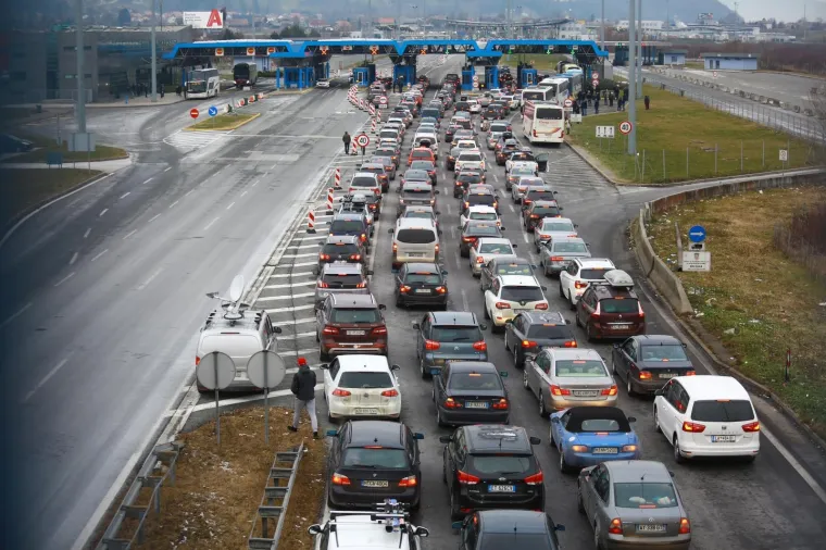 HRVATI KRENULI NA SKIJANJE: Pogledajte kolone na graničnom prijelazu Bregana