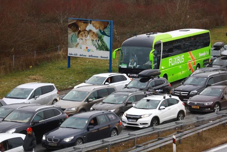 HRVATI KRENULI NA SKIJANJE: Pogledajte kolone na graničnom prijelazu Bregana