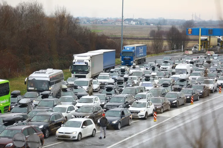 HRVATI KRENULI NA SKIJANJE: Pogledajte kolone na graničnom prijelazu Bregana