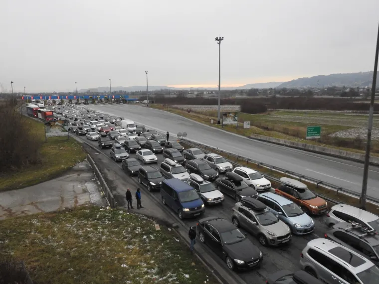 HRVATI KRENULI NA SKIJANJE: Pogledajte kolone na graničnom prijelazu Bregana