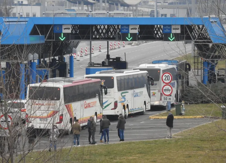 HRVATI KRENULI NA SKIJANJE: Pogledajte kolone na graničnom prijelazu Bregana