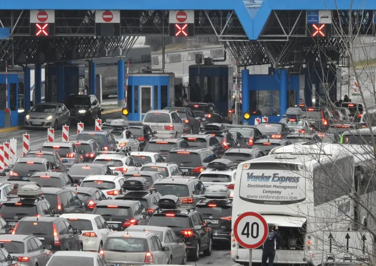 HRVATI KRENULI NA SKIJANJE: Pogledajte kolone na graničnom prijelazu Bregana