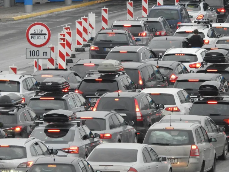 HRVATI KRENULI NA SKIJANJE: Pogledajte kolone na graničnom prijelazu Bregana