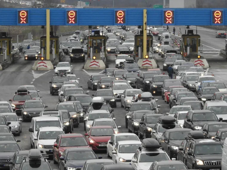 HRVATI KRENULI NA SKIJANJE: Pogledajte kolone na graničnom prijelazu Bregana