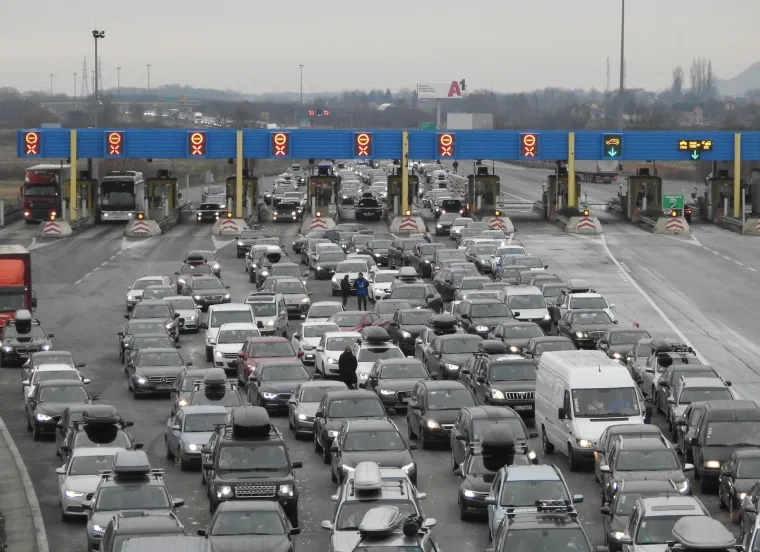 HRVATI KRENULI NA SKIJANJE: Pogledajte kolone na graničnom prijelazu Bregana