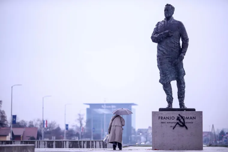 Oskvrnjen najveći spomenik Franji Tuđmanu: Vandali sprejem nacrtali srp i čekić