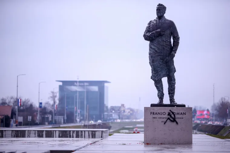 Oskvrnjen najveći spomenik Franji Tuđmanu: Vandali sprejem nacrtali srp i čekić