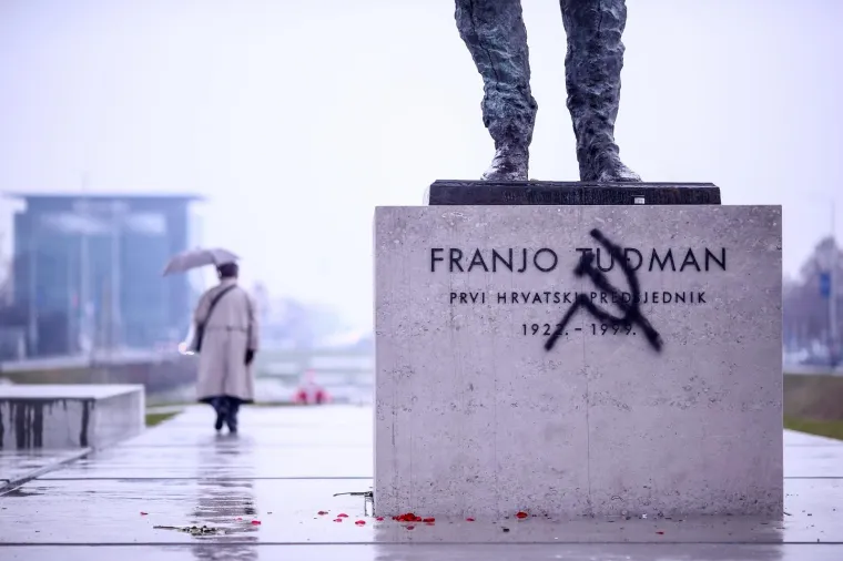 UNAKAZILI SPOMENIK PRVOM HRVATSKOM PREDSJEDNIKU: Preko imena Franje Tuđmana sprejem nacrtali srp i čekić