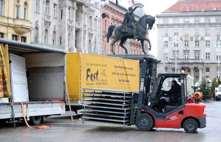 Jučer je i službeno zavr&scaron;io zagrebački Advent te se danas na svim lokacijama raspremaju kućice i popratni sadržaj.
