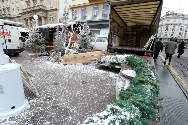 Jučer je i službeno zavr&scaron;io zagrebački Advent te se danas na svim lokacijama raspremaju kućice i popratni sadržaj.