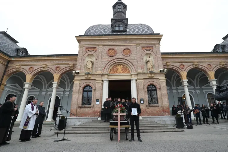 Tužna kolona na Mirogoju: Od Gregurevića se oprostili političari, glumci i brojni prijatelji