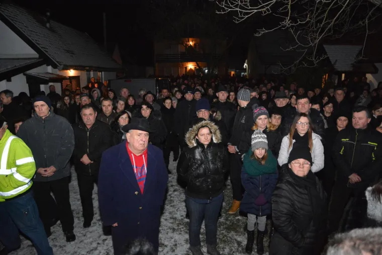 Tuga u Donjoj Mahali: Rodbina, prijatelji i brojni mještani dočekali su lijes Ive Gregurevića
