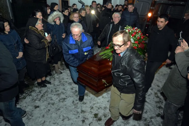 Tuga u Donjoj Mahali: Rodbina, prijatelji i brojni mještani dočekali su lijes Ive Gregurevića