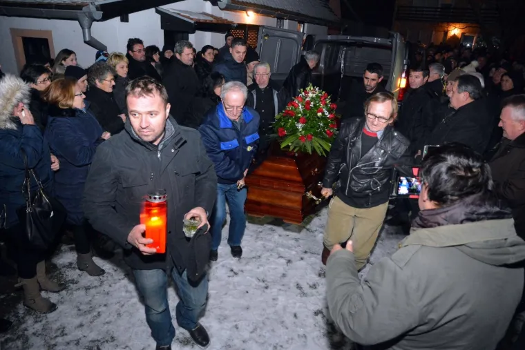 Tuga u Donjoj Mahali: Rodbina, prijatelji i brojni mještani dočekali su lijes Ive Gregurevića