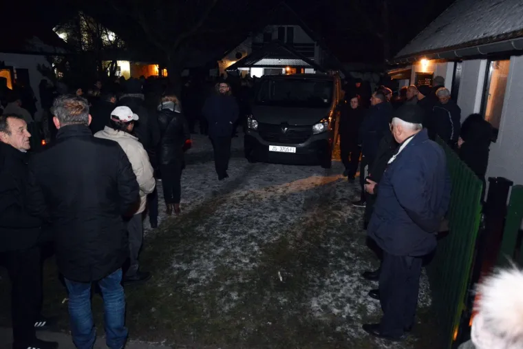 Tuga u Donjoj Mahali: Rodbina, prijatelji i brojni mještani dočekali su lijes Ive Gregurevića