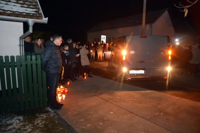 Tuga u Donjoj Mahali: Rodbina, prijatelji i brojni mještani dočekali su lijes Ive Gregurevića