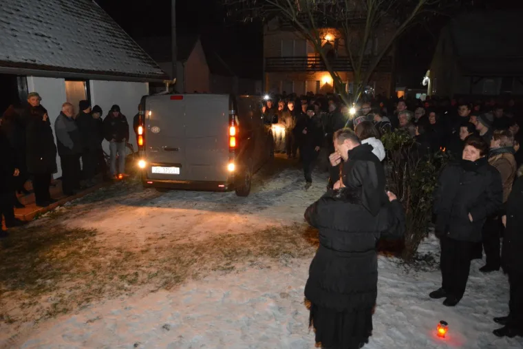 Tuga u Donjoj Mahali: Rodbina, prijatelji i brojni mještani dočekali su lijes Ive Gregurevića