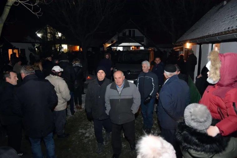 Tuga u Donjoj Mahali: Rodbina, prijatelji i brojni mještani dočekali su lijes Ive Gregurevića