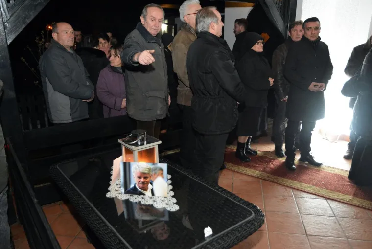 Tuga u Donjoj Mahali: Rodbina, prijatelji i brojni mještani dočekali su lijes Ive Gregurevića