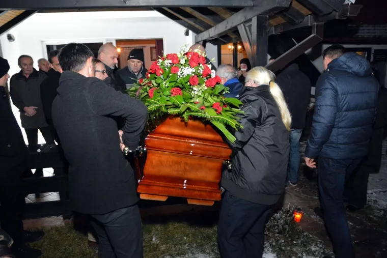Tuga u Donjoj Mahali: Rodbina, prijatelji i brojni mje&scaron;tani dočekali su lijes Ive Gregurevića