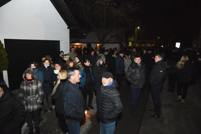 Tuga u Donjoj Mahali: Rodbina, prijatelji i brojni mje&scaron;tani dočekali su lijes Ive Gregurevića