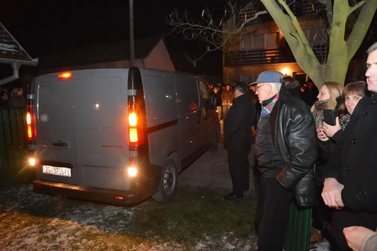 Tuga u Donjoj Mahali: Rodbina, prijatelji i brojni mje&scaron;tani dočekali su lijes Ive Gregurevića