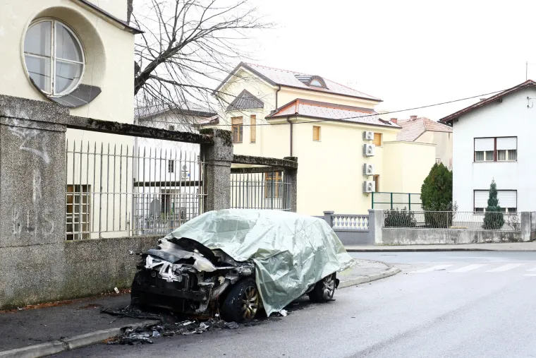 Vatrena buktinja u Zagrebu: Sinoć je u ulici Jagodnjak izgorio skupocjeni Range Rover