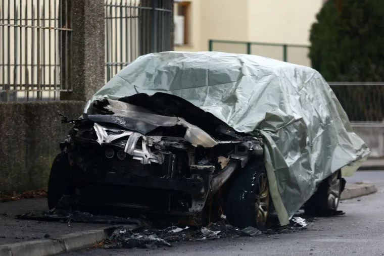 Vatrena buktinja u Zagrebu: Sinoć je u ulici Jagodnjak izgorio skupocjeni Range Rover