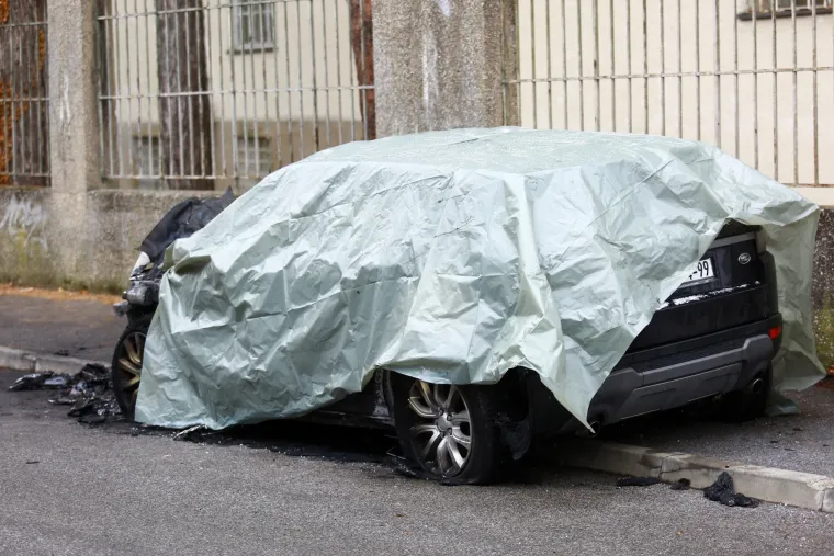Vatrena buktinja u Zagrebu: Sinoć je u ulici Jagodnjak izgorio skupocjeni Range Rover