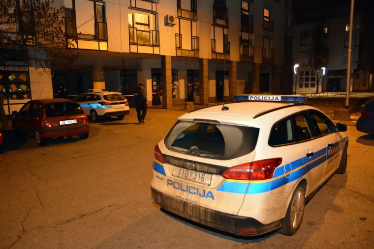 Pucnjava u Slavonskom Brodu: Ranjen vlasnik kafića, napadač u bijegu