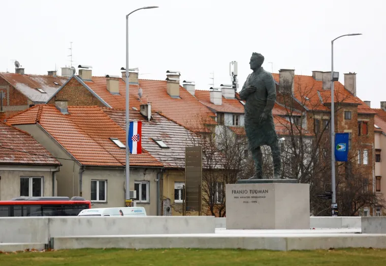 Sa spomenika prvom hrvatskom predsjedniku Franji Tuđmanu uklonjen je grafit srpa i čekića koji je nacrtan tijekom vikenda